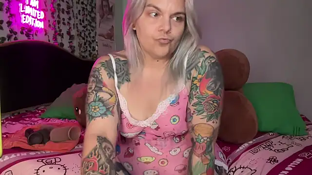 CherryBombBomb live XXX chat