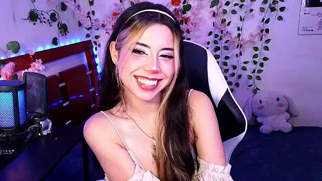 Kittyuwu_ Adlı Modelin Canlı XXX Sohbeti