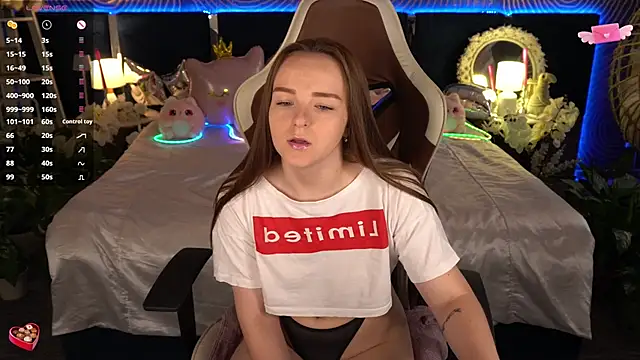 FoxyShy Adlı Modelin Canlı XXX Sohbeti
