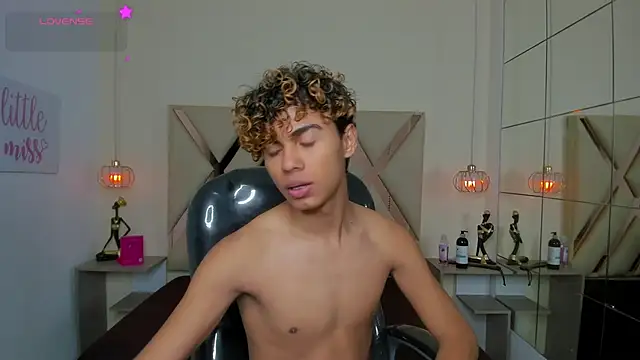 Anyelo_Twink Adlı Modelin Canlı XXX Sohbeti