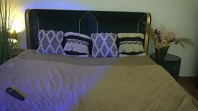 NikkiGoldSide Chat XXX live