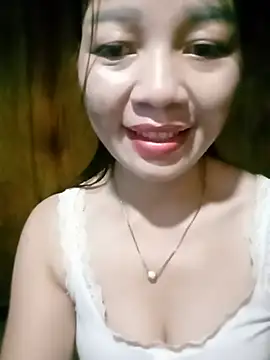 Yiyi102300 即時 XXX 聊天