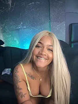 riri_brunnete's Live XXX Chat