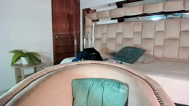 MikaelaStone Chat XXX in diretta