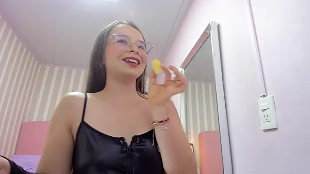 LORELAIGIVEN's Live XXX Chat