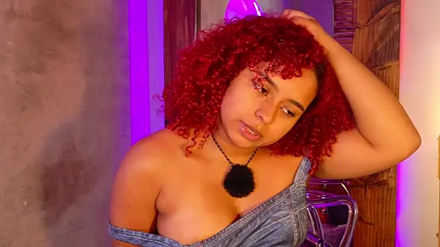 lara_curly élő XXX-chatje