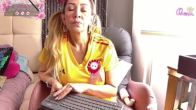 EvelinaGrey élő XXX-chatje