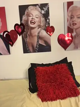 MiaBlonde1 élő XXX-chatje