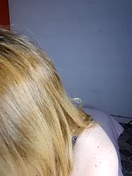 Chat +18 de MiaColucci18 ao vivo
