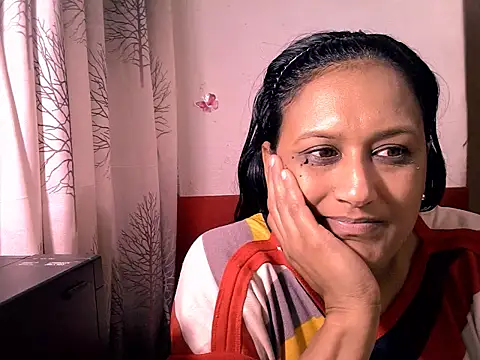 Indiansexyboobs18 élő XXX-chatje