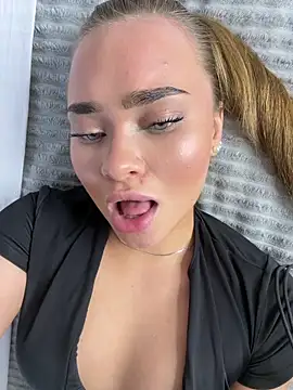MonicaWestt élő XXX-chatje
