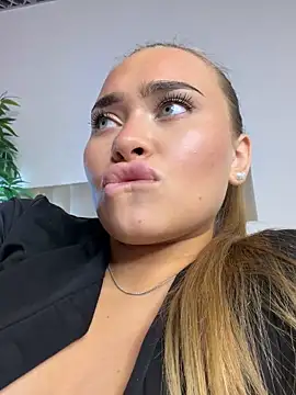 MonicaWestt's Live XXX Chat