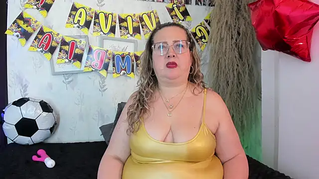 Martinacurvy_ élő XXX-chatje
