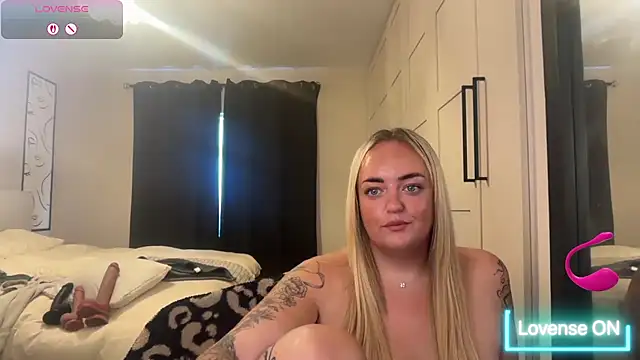 CurvyWetWife live XXX chat