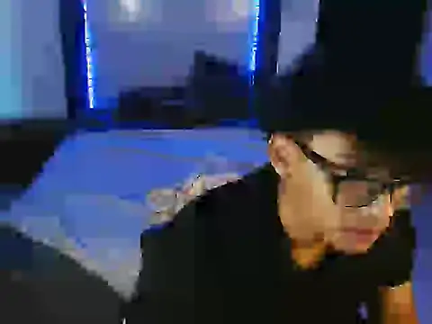 Mr_yisuzz élő XXX-chatje