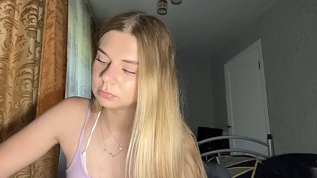 HoneysPiee's Live XXX Chat