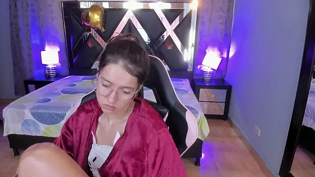 Linda4Petite's Live XXX Chat