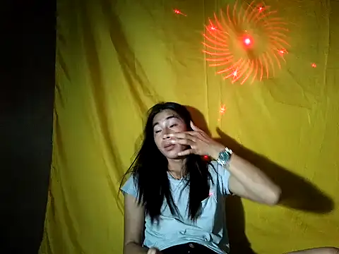 Asian_PrettyAle élő XXX-chatje