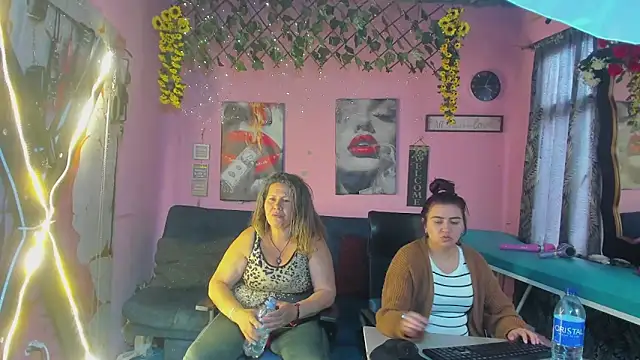 lesbiancuple Adlı Modelin Canlı XXX Sohbeti