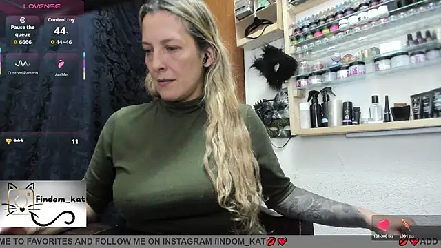 Katt-findom élő XXX-chatje