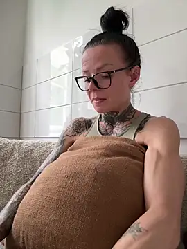 SkinnyLilly élő XXX-chatje