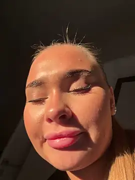MonicaWestt Adlı Modelin Canlı XXX Sohbeti