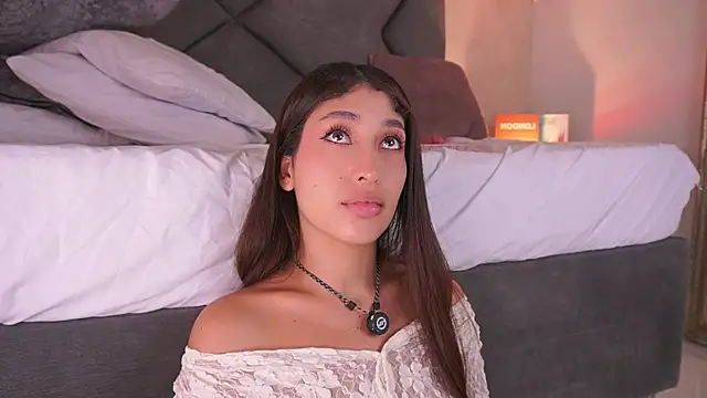 Honeyymoonn_ élő XXX-chatje