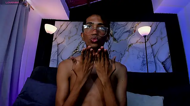 triiangel_latinboy élő XXX-chatje