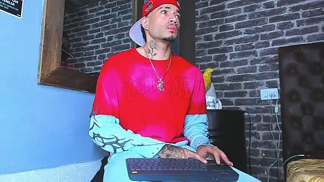 Daniel_huge22's Live XXX Chat