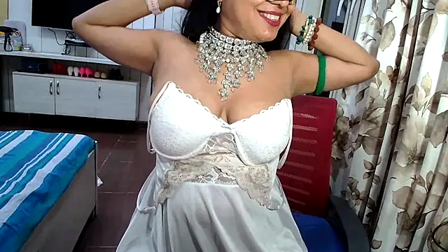 yourradhika 现场XXX聊天