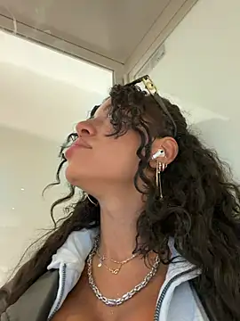 AlyssaHottv_ Adlı Modelin Canlı XXX Sohbeti