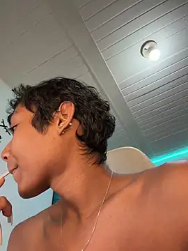 alejo_cute Adlı Modelin Canlı XXX Sohbeti