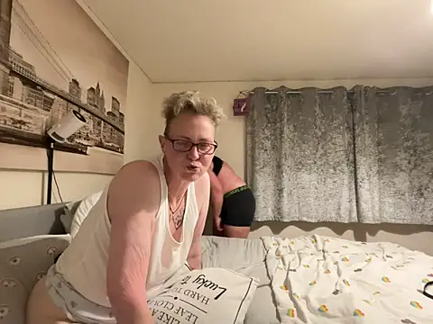 Curvy-Jinx Live XXX-chat