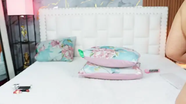 hornybarelylegalgirl Live XXX-chat