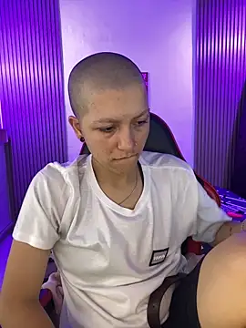 צ'אט XXX בשידור חי של nicocoox