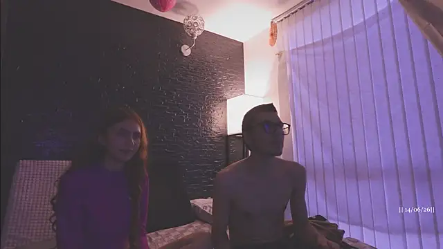 צ'אט XXX בשידור חי של SkinnysCouple