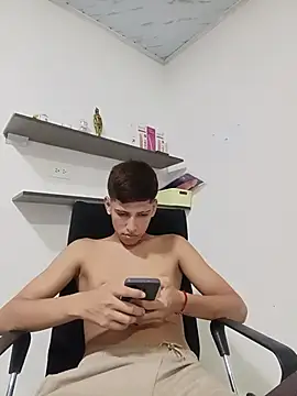 3hornys-straights Webcamshow