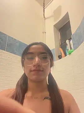 AdharaRose_Rs Adlı Modelin Canlı XXX Sohbeti