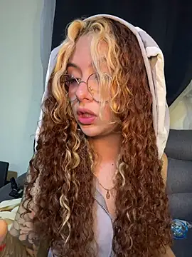 Joyce-fire's Live XXX Chat
