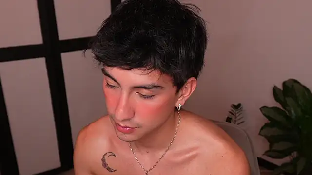 Онлайн чат XXX sweettaaron01