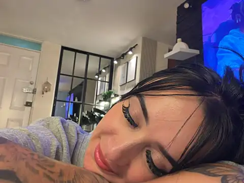 EmmyEvans1 Adlı Modelin Canlı XXX Sohbeti