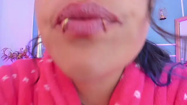 TaraTaylorr Adlı Modelin Canlı XXX Sohbeti