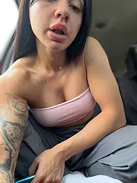 JulliaVegas Chat XXX live