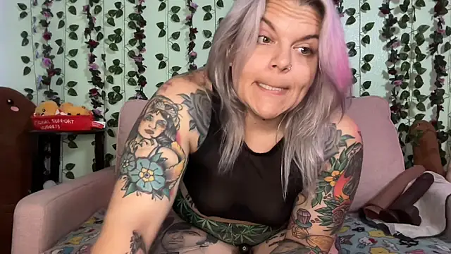 CherryBombBomb élő XXX-chatje