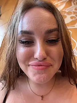 KiraSunshine élő XXX-chatje