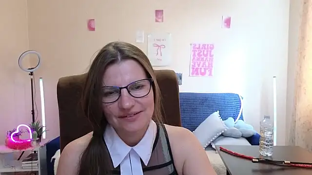 Chat +18 de Mirabelle_Velvet ao vivo