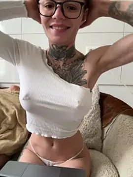 SkinnyLilly Live XXX Chat
