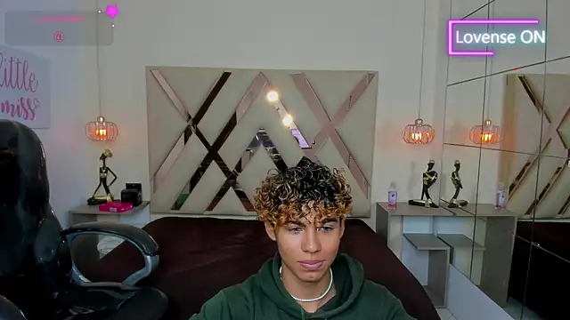 Živý XXX chat Anyelo_Twink