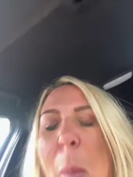 Bustyblondebabe32's Live XXX Chat