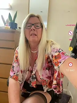 Foxy-Lucy's Live XXX Chat